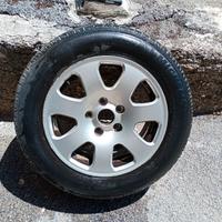 Cerchio in lega con gomma originale audi da 15
