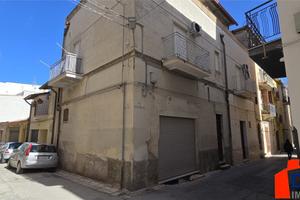 Casa indipendente in stato con garage