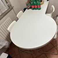 Peninsola cucina con suoi sgabelli