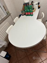 Peninsola cucina con suoi sgabelli