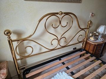 Struttura matrimoniale in ottone e rete in doghe