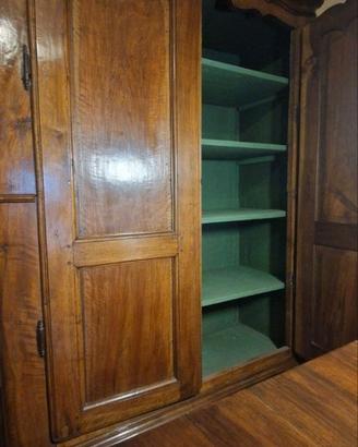 Grande armadio rustico in legno massello