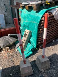 Paletti ferro base cemento di delimitazione