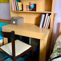 Scrivania con due cassetti ripiani libri
