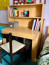 Scrivania con due cassetti ripiani libri