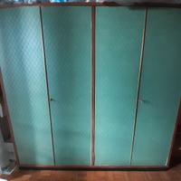 Armadio in legno con ante color verde