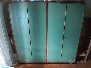 Armadio in legno con ante color verde