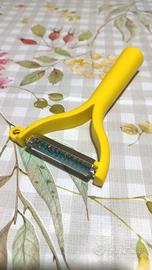 Pelapatate Tupperware giallo