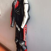 Tuta DAINESE in pelle, e stivali Alpinestars