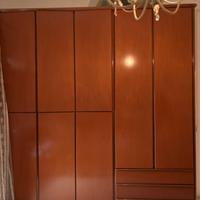 Camera da letto legno con lampadario