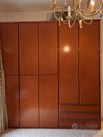 Camera da letto legno con lampadario