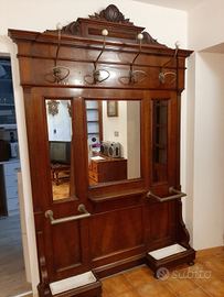 Antico appendiabiti in legno a parete