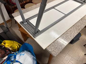 Lampadario cassaforte e tavolo