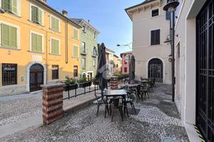 NEGOZIO A DESENZANO DEL GARDA