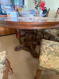 Tavolo rotondo in legno con sedie