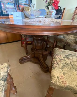 Tavolo rotondo in legno con sedie