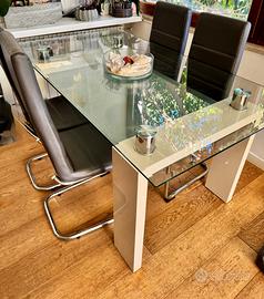 Tavolo moderno con sedie