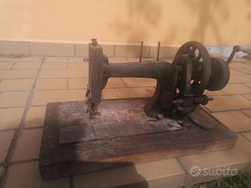 Macchina da cucire antica da restaurare