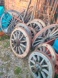 ruote antiche per carro . carretto in legno 