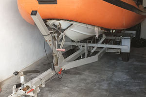 Carrello e Gommone 4,30 m da riparare con motore