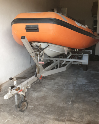Carrello e Gommone 4,30 m da riparare con motore
