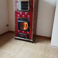 Stufa a legna in maiolica con forno