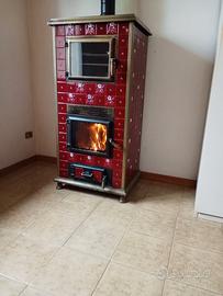 Stufa a legna in maiolica con forno