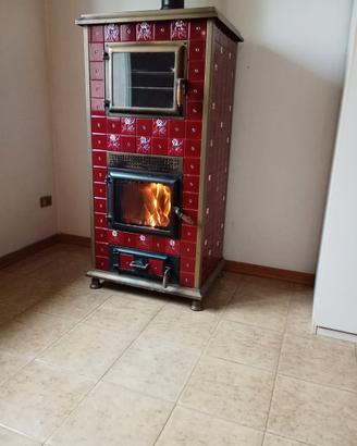 Stufa a legna in maiolica con forno