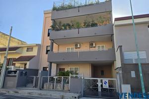 3 VANI CON INGRESSO AUTONOMO CORTILE E BOX ZONA
