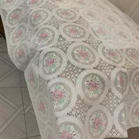 Tovaglia bianca con fiori