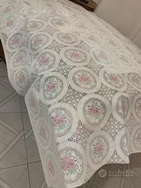 Tovaglia bianca con fiori