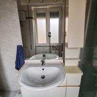Lavabo e mobile bagno con specchio