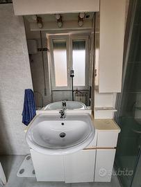 Lavabo e mobile bagno con specchio