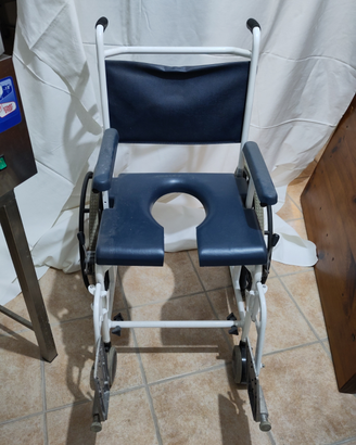 Carrozzina comoda disabili braccioli regolabili