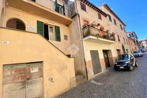 4 LOCALI A VALENTANO