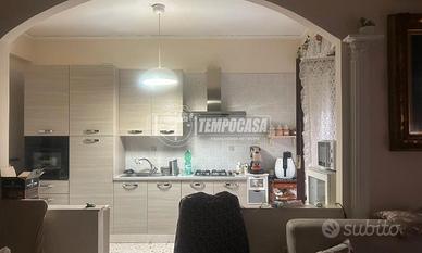 Ampio appartamento con balcone terrazzato