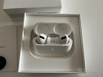 Apple AirPods con case di ricarica wireless.