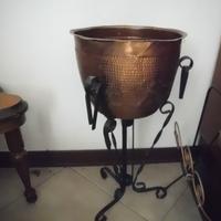 Portavasi in Rame battuto e treppiedi in metallo