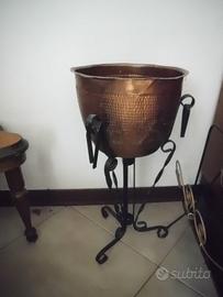 Portavasi in Rame battuto e treppiedi in metallo