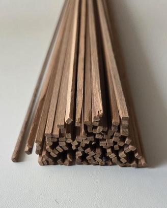 100  Listelli noce mm. 2x3 Altezza cm 80
