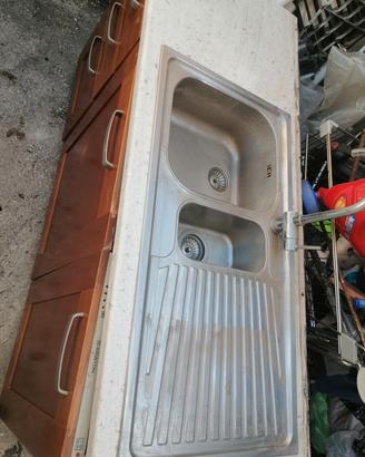 cucina con lavastoviglie 
