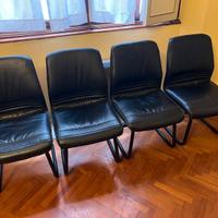 Quattro sedie a slitta nere