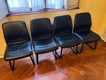 Quattro sedie a slitta nere