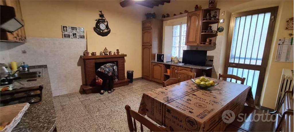 Rustico / Casale di 200 m² con più di 5 locali e b - Vista 3