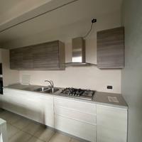 Cucina moderna con apertura a gola
