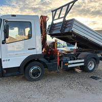 Autocarro con gru e ribaltabile