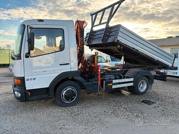 Autocarro con gru e ribaltabile