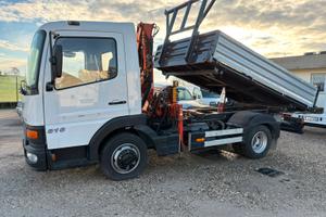 Autocarro con gru e ribaltabile