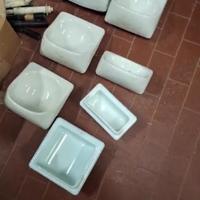 Set ceramica bianca antica per bagno