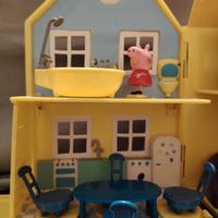 Casa di Peppa Pig con  personaggi+ trenino con per